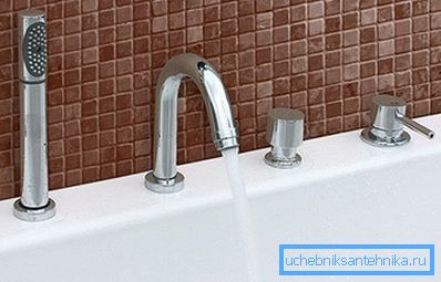 Kuva on esimerkki, jossa suihkuletku on piilotettu kylpyamme taakse. Kuva on esimerkki, jossa suihkuletku on piilotettu kylpyamme taakse.