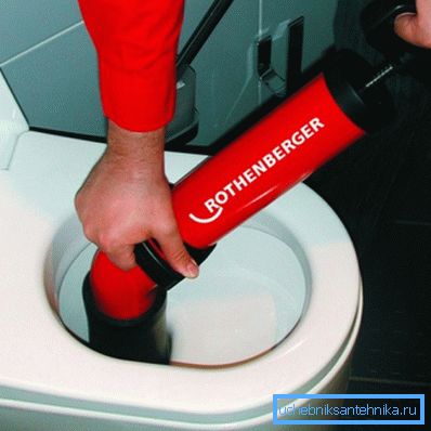 Kuvassa - WC: n puhdistaminen pneumaattisella