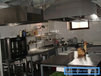 Valokuvateollisuudessa keittiön pakokaasujen asennus Valokuvateollisuudessa keittiön pakokaasujen asennus