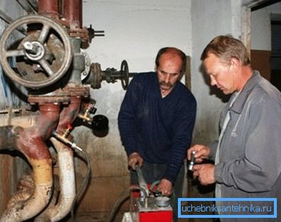 Kuvassa teknisen valvonnan työntekijä suorittaa testitöitä. Kuvassa teknisen valvonnan työntekijä suorittaa testitöitä.