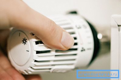 Kuvassa lämpöpatterin termostaatti säätää lämpötilamittareita