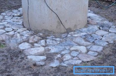 Kolmannessa - panemme kivi betonimassaan, valokuvaan - työn tuloksena, kun betoni kovettuu Kolmannessa - panemme kivi betonimassaan, valokuvaan - työn tuloksena, kun betoni kovettuu