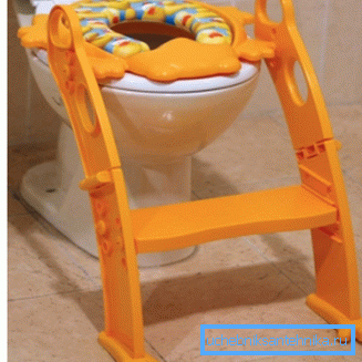 WC-istuin jalustalla WC-istuin jalustalla
