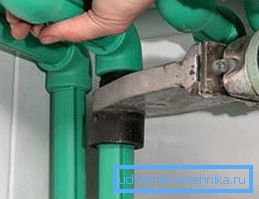 Puristustyökalu pienten vuotojen poistamiseksi Puristustyökalu pienten vuotojen poistamiseksi