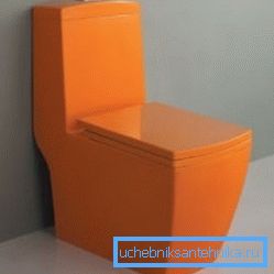 Suora huuhtelu oranssi wc näyttää hyvältä ja voidaan asentaa seinää vasten.