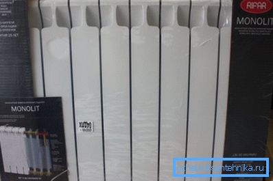 Kotimainen bimetallilämmitin Rifar Monolith. Käyttöpaine - 100 ilmakehää. Kotimainen bimetallilämmitin Rifar Monolith. Käyttöpaine - 100 ilmakehää.