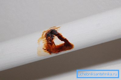 Reikä ruostuneessa putkessa Reikä ruostuneessa putkessa