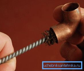Ennen juottamista puhdistetaan sisäosan sisäosa. Ennen juottamista puhdistetaan sisäosan sisäosa.