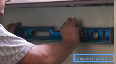 Ennen kuin asennat kiinnikkeet, sinun täytyy merkitä oikein.
