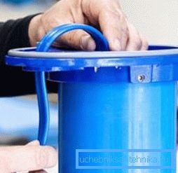 Virtajohto asetetaan kotelon pohjassa olevaan erityiseen reikään. Virtajohto asetetaan kotelon pohjassa olevaan erityiseen reikään.
