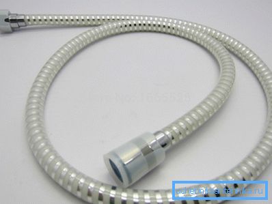 Muoviletkut ovat kestävämpiä kuin metalliset letkut, joissa on kumirunko, mutta kylmässä vedessä ne menettävät joustavuutensa. Muoviletkut ovat kestävämpiä kuin metalliset letkut, joissa on kumirunko, mutta kylmässä vedessä ne menettävät joustavuutensa.