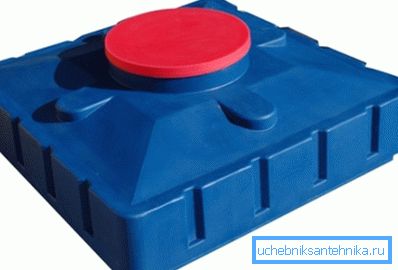 Tasainen vesisäiliö suihkulle.