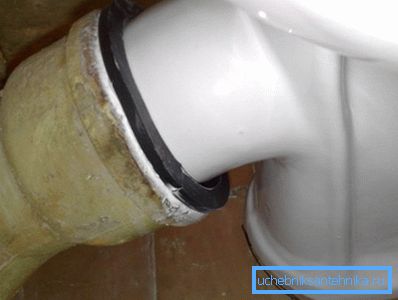 WC: n kytkeminen valurauta-jätevesiin kumirannekkeella WC: n kytkeminen valurauta-jätevesiin kumirannekkeella