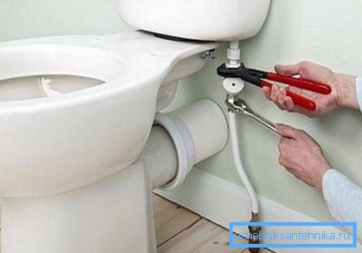 WC: n liittäminen viemäriin, joka sijaitsee vaakasuunnassa WC: n liittäminen viemäriin, joka sijaitsee vaakasuunnassa