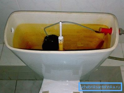 Vesi vuotaa WC: stä säiliöstä - on aika vaihtaa varusteet Vesi vuotaa WC: stä säiliöstä - on aika vaihtaa varusteet