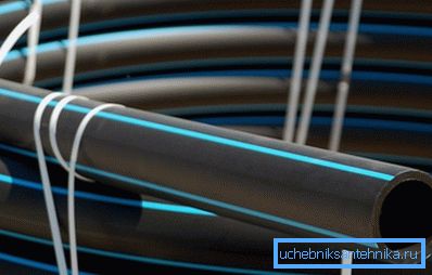 Kylmän veden syöttöön tarkoitetun polyeteeniputken ulkopinnalla on sininen merkki. Kylmän veden syöttöön tarkoitetun polyeteeniputken ulkopinnalla on sininen merkki.