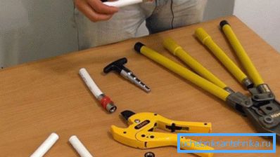 Lehdistön lisäksi suosittelemme metalli-muovin leikkurin ostamista. Lehdistön lisäksi suosittelemme metalli-muovin leikkurin ostamista.