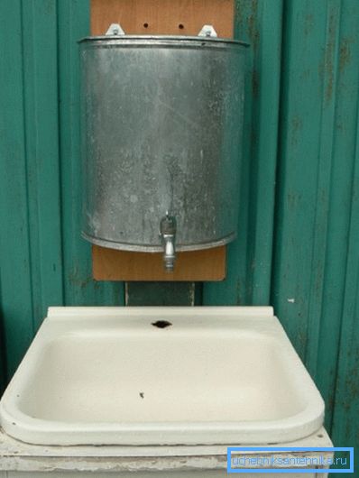 Täydentävän veden on oltava manuaalisesti.