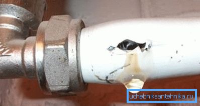Jos putki katkeaa, kannattaa vaihtaa vaurioitunut alue. Jos putki katkeaa, kannattaa vaihtaa vaurioitunut alue.