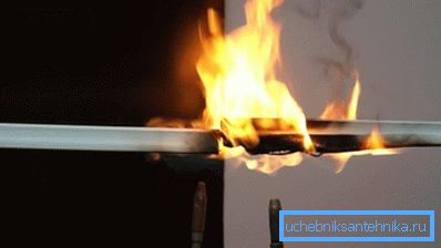 Kun PVC palaa, vapautuu myrkyllistä kaasua. Kun PVC palaa, vapautuu myrkyllistä kaasua.