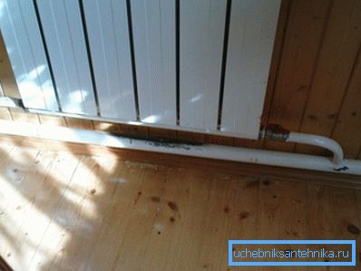 Kun ilma pakotetaan akun yläosaan, kierros kulkee alemman keräimen läpi. Kun ilma pakotetaan akun yläosaan, kierros kulkee alemman keräimen läpi.