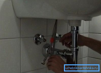 Laite on kytketty samoin kuin normaali hanka. Laite on kytketty samoin kuin normaali hanka.