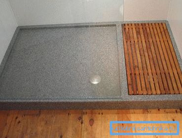 Valaisin on valmistettu tekokivestä. Valaisin on valmistettu tekokivestä.