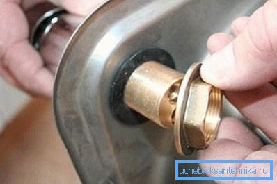 Pinnan kiinnitys on tehtävä kumitiivisteen läpi Pinnan kiinnitys on tehtävä kumitiivisteen läpi