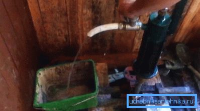 Pumpataan veden yli, kunnes näkyviin tulee läpinäkyvä suihku.