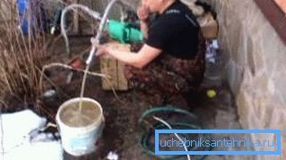Me pumppaamme vettä läpinäkyvään tilaan.
