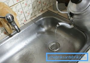 Huuhtele putket kuumalla vedellä Huuhtele putket kuumalla vedellä
