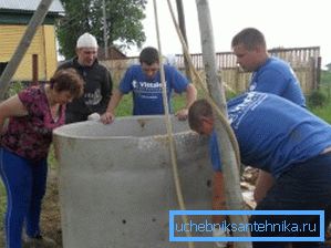 Vahvistetaan betonirenkaat. Vahvistetaan betonirenkaat.