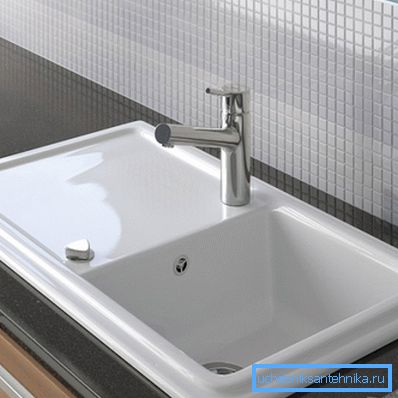 Emalilla varustettu pesuallas sopii täydellisesti moderniin sisustukseen.