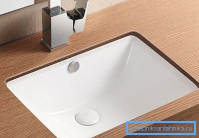 Sink - sisäänrakennettu kylpyhuoneessa olevaan työtasoon, se näyttää tyylikäs ja moderni. Sink - sisäänrakennettu kylpyhuoneessa olevaan työtasoon, se näyttää tyylikäs ja moderni.