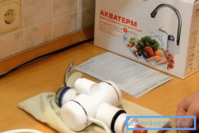 Poista nosturi pakkauksesta Poista nosturi pakkauksesta