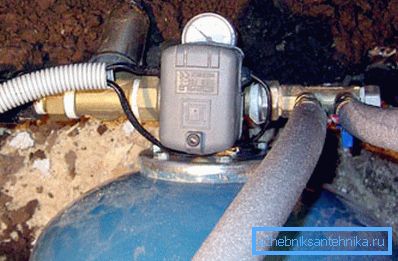 Painekytkin on asennettu hydrauliseen akkumulaattoriin. Painekytkin on asennettu hydrauliseen akkumulaattoriin.