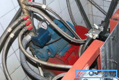 Kumiholkit metallikotelossa pumppausaseman asennuksen aikana Kumiholkit metallikotelossa pumppausaseman asennuksen aikana