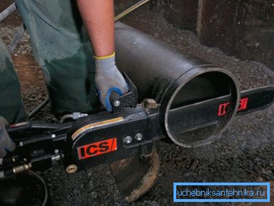 Valurautaputken leikkaaminen hydraulisahalla