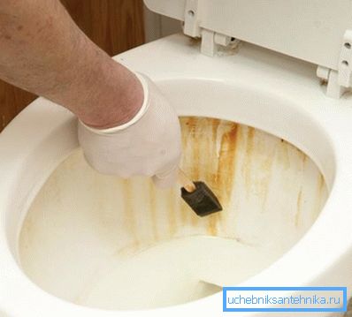 Ruosteiset tahrat WC: n seinille. Ruosteiset tahrat WC: n seinille.