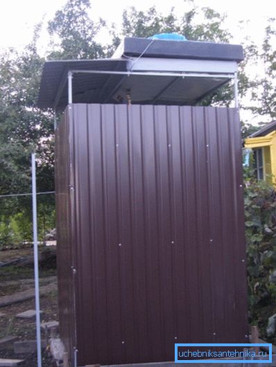 Itse tehty mökki ammattikäyttöön tarkoitetusta lattiasta. Itse tehty mökki ammattikäyttöön tarkoitetusta lattiasta.