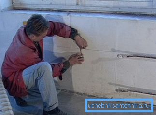 Varmistamme, että akku on vaakasuorassa. Varmistamme, että akku on vaakasuorassa.
