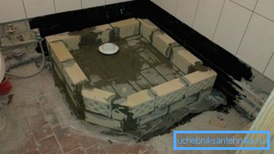 Ensinnäkin, aseta tiilien reunat. Ensinnäkin, aseta tiilien reunat.