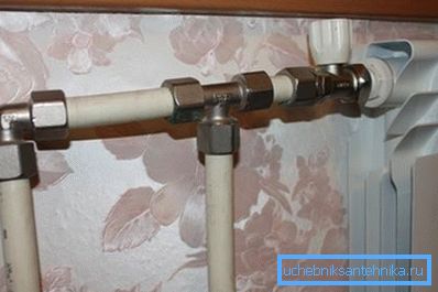 Polymeeriputkiston ja jäähdyttimen liittäminen liittimiin Polymeeriputkiston ja jäähdyttimen liittäminen liittimiin
