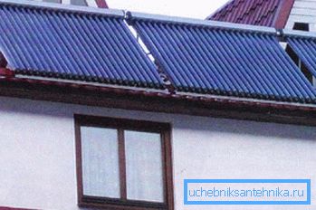 Aurinkolämmönvaihtimet talon katolla Aurinkolämmönvaihtimet talon katolla
