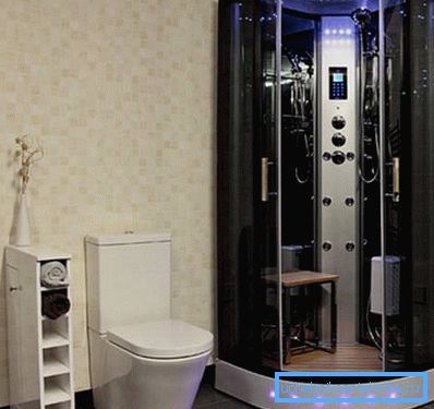 Tyylikäs suihku wc: n vieressä Tyylikäs suihku wc: n vieressä