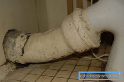 Valurautaputki ja wc-istuin Valurautaputki ja wc-istuin