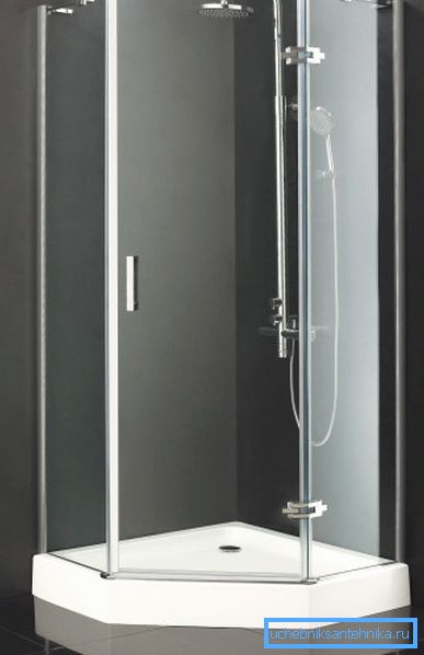 Trapezoidinen suihkukulma, jossa on lasi 80x80, soveltuu myös pienille tiloille. Trapezoidinen suihkukulma, jossa on lasi 80x80, soveltuu myös pienille tiloille.