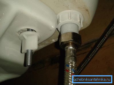Putki liitetään WC-säiliön putkeen Putki liitetään WC-säiliön putkeen
