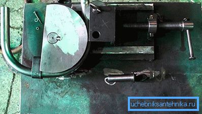 Pipe bender töissä Pipe bender töissä