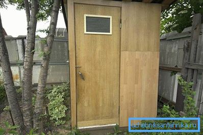 WC: ssä maassa romumateriaaleista WC: ssä maassa romumateriaaleista